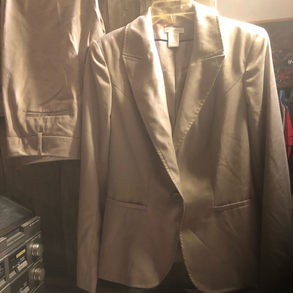 Women’s pant suit